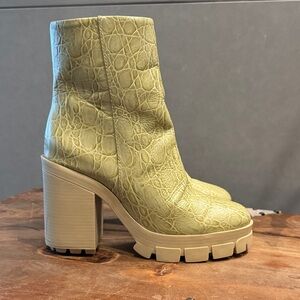 Heeled boot